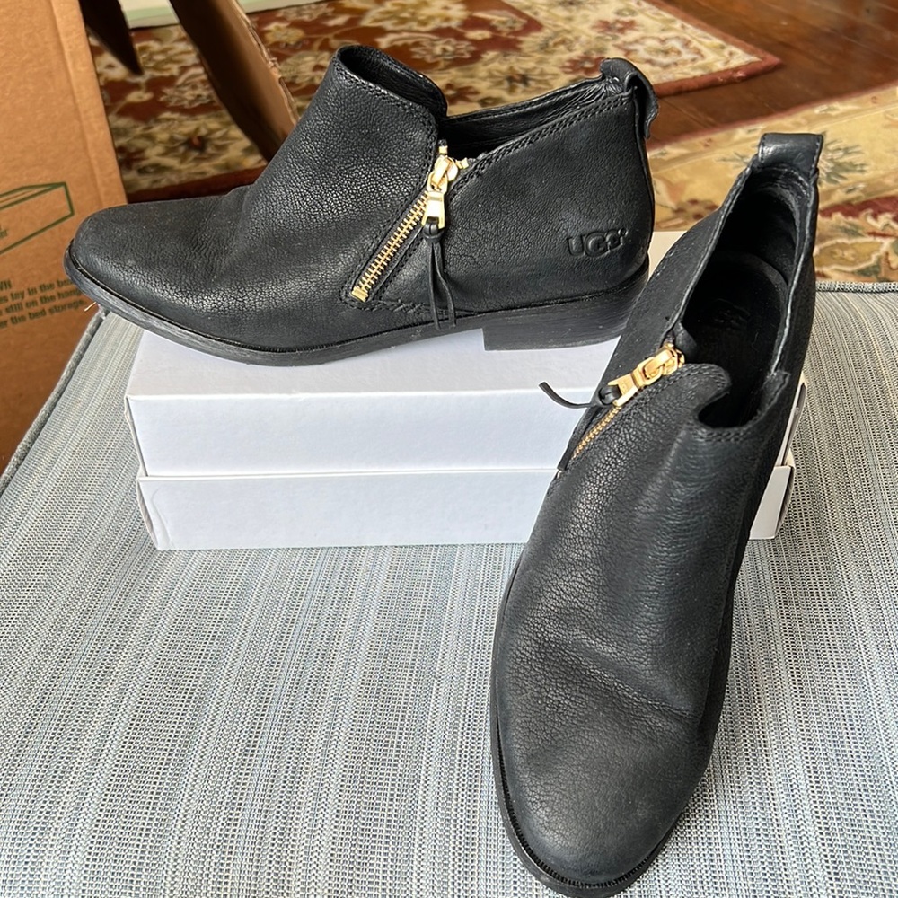 👠UGG Black Leather Glee Booties 10M